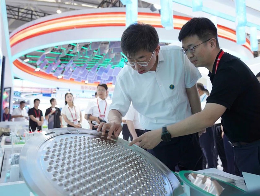 ��ʨ�����Ŷ�����Я����װ��������Ǣ��